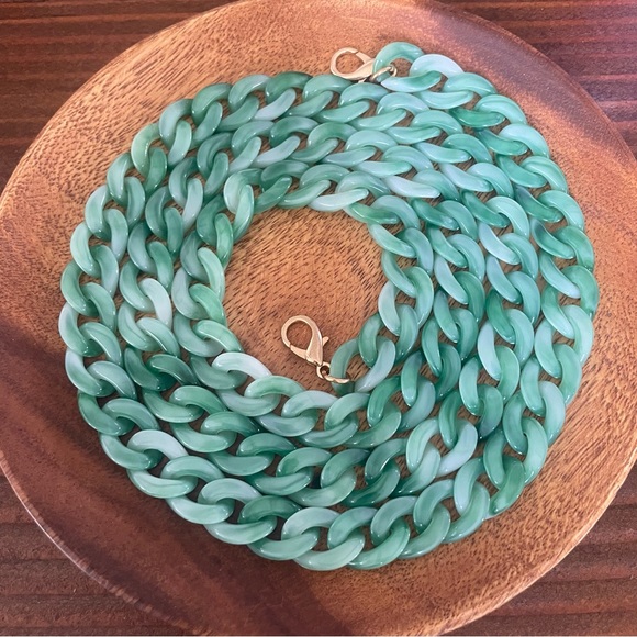 UNBRANDED 47” JADE COLOR ACRYLIC CHAIN WITH GOLD HARDWARE - Picture 3 of 9